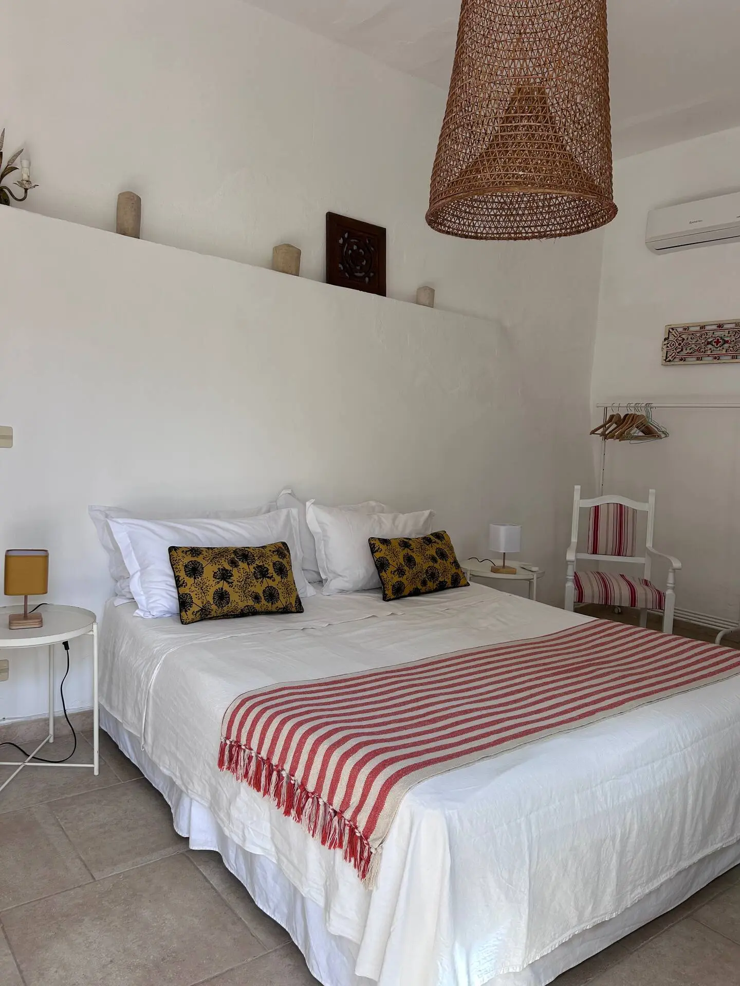 Chambre avec lit double et linge rayé