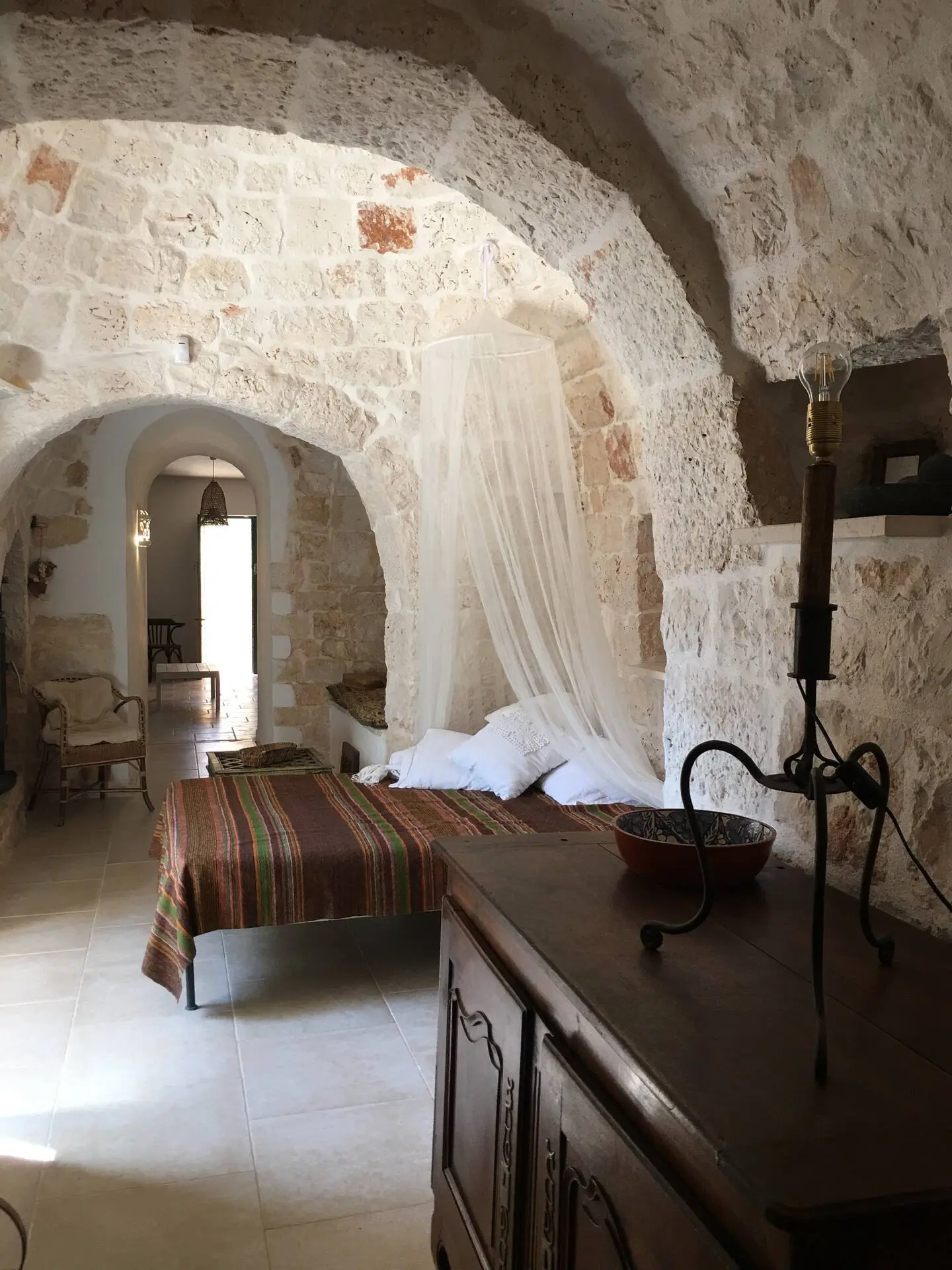 La chambre sous la voûte du trullo