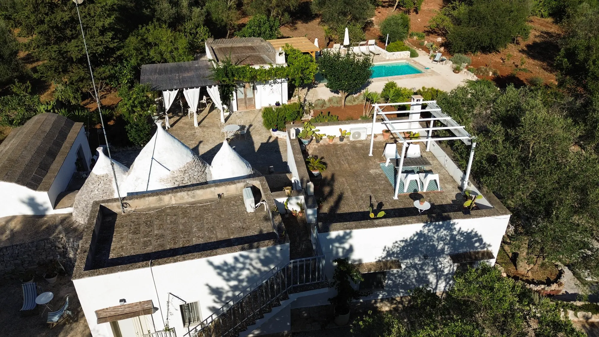 Le trullo à trois cônes et la terrasse sur le toit, vus du ciel