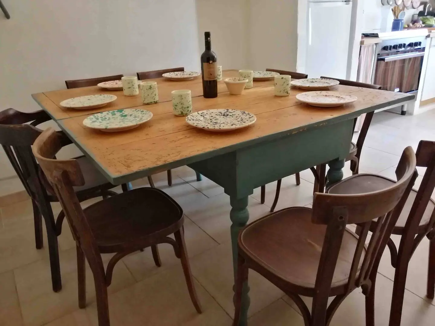 La table de la cuisine, vaisselle des Pouilles