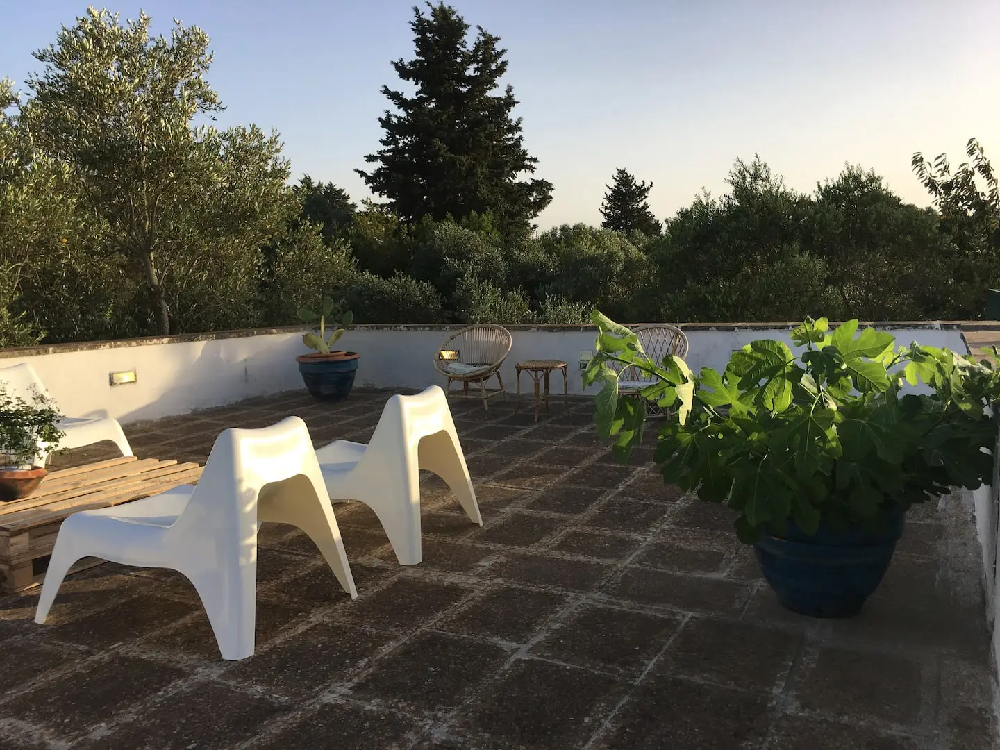 Fauteuils sur la terrasse du toit au soleil couchant