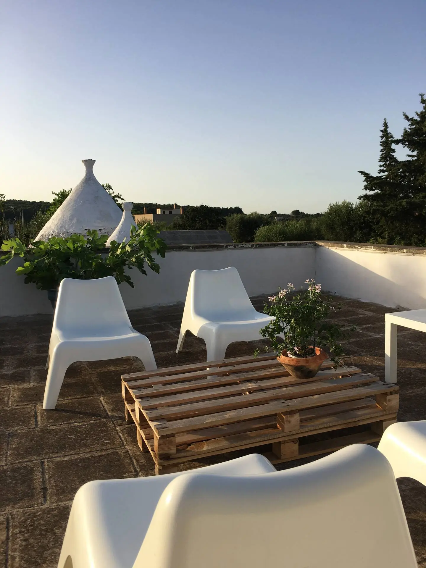 La terrasse sur le toit, face aux cônes du trullo