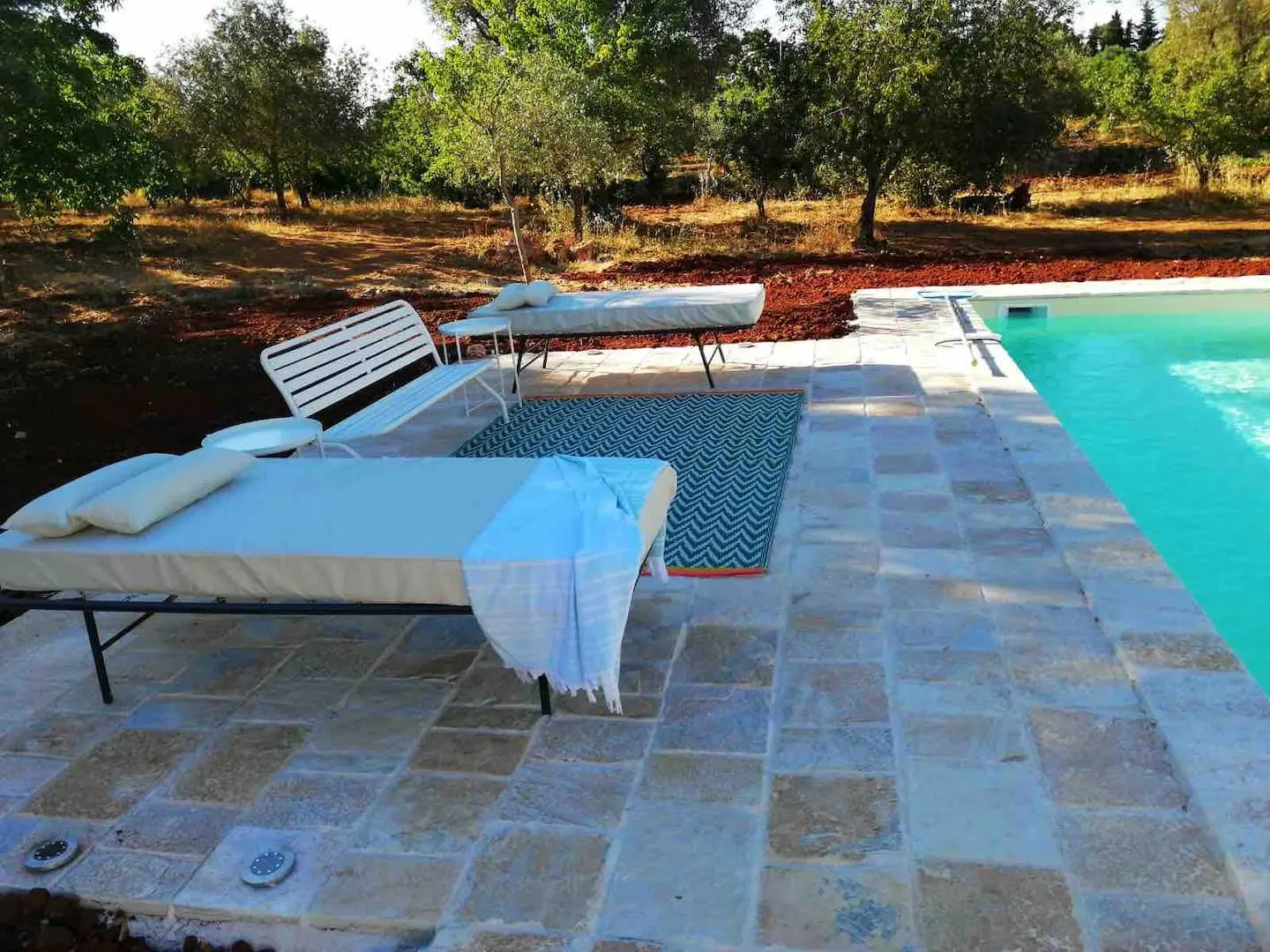 Transats au bord de la piscine