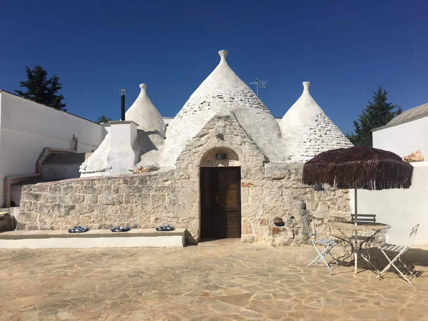 Façade du trullo en pierre claire et chaux